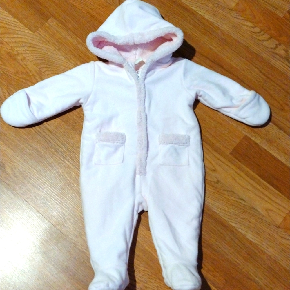 Old Navy Baby Girl warm and Cozy Fleece Onsie 3-6 Months